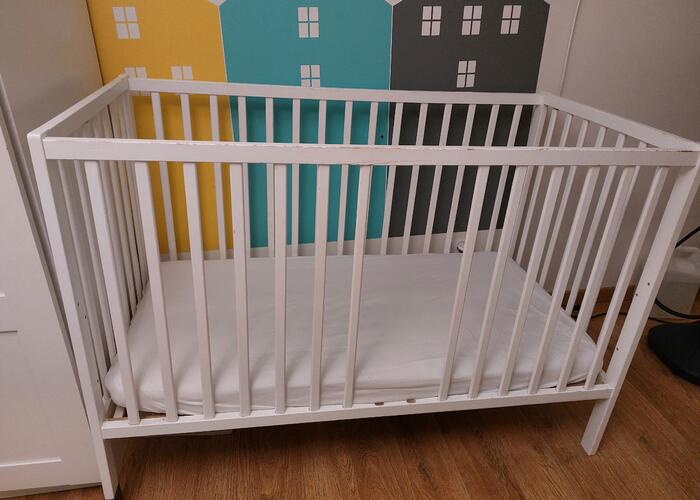 Grajewo ogłoszenia: Białe, drewniane łóżeczko dziecięce. Posiada barierki...